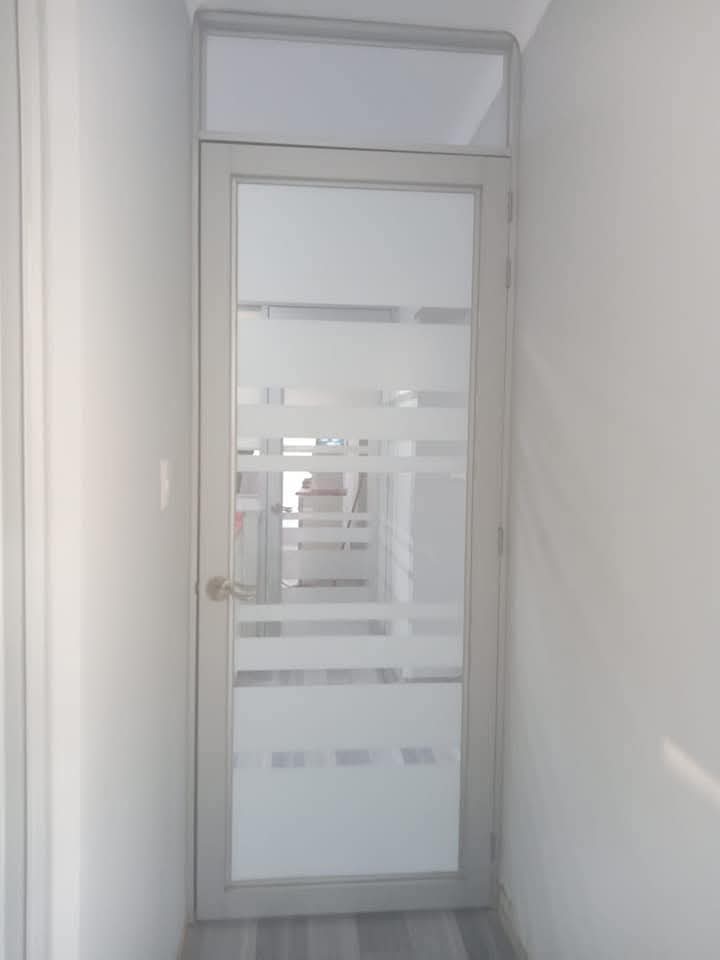 PUERTAS DE ESTRUCTURA DE ALUMINIO CON VIDRIO CRUDO O VIDRIO TEMPLADO